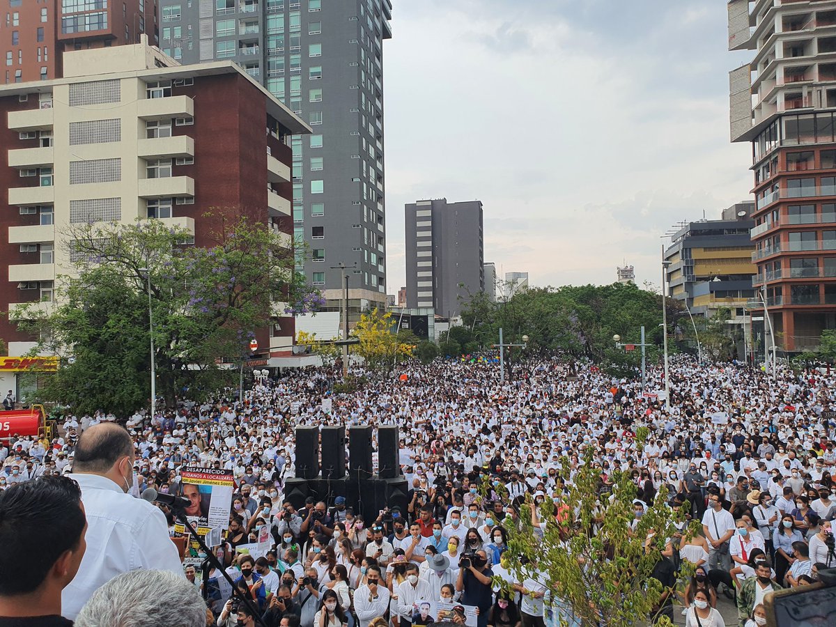 Los discursos de <a href="/JavierArmentaMX/">Javier Armenta</a> y <a href="/rvillanueval/">Ricardo Villanueva</a> convergen en la exigencia de justicia. Y mayor coordinación en los tres niveles de gobierno para enfrentar al crimen. 
Aquí algunas fotos que documentan el tamaño del contingente que llegó a la Glorieta de los Desaparecidxs.