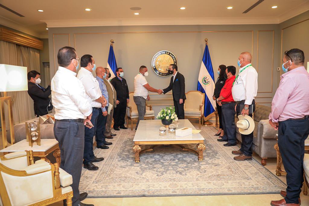 PresidenciaSV's tweet photo. El Presidente @nayibbukele ha recibido a los 7 alcaldes hondureños que hace unos días se unieron y pidieron ayuda a El Salvador para poder obtener vacunas para su país. https://t.co/AbbNLgh5oe