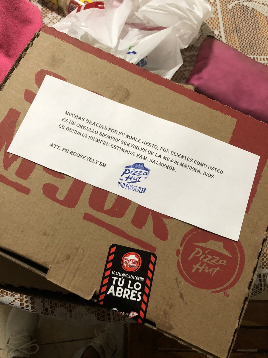 alejandrosalme1's tweet photo. Gracias @PizzaHutSV 🙏🏼cuando empezo a llover, volvi a llamar para que el motociclista no saliera ya que empezo a llover feo, y cuando me entregaron la orden, me regalaron unos palitroques y ese mensaje, me hicieron sentir bien🥺 https://t.co/EI5nnWgSA6
