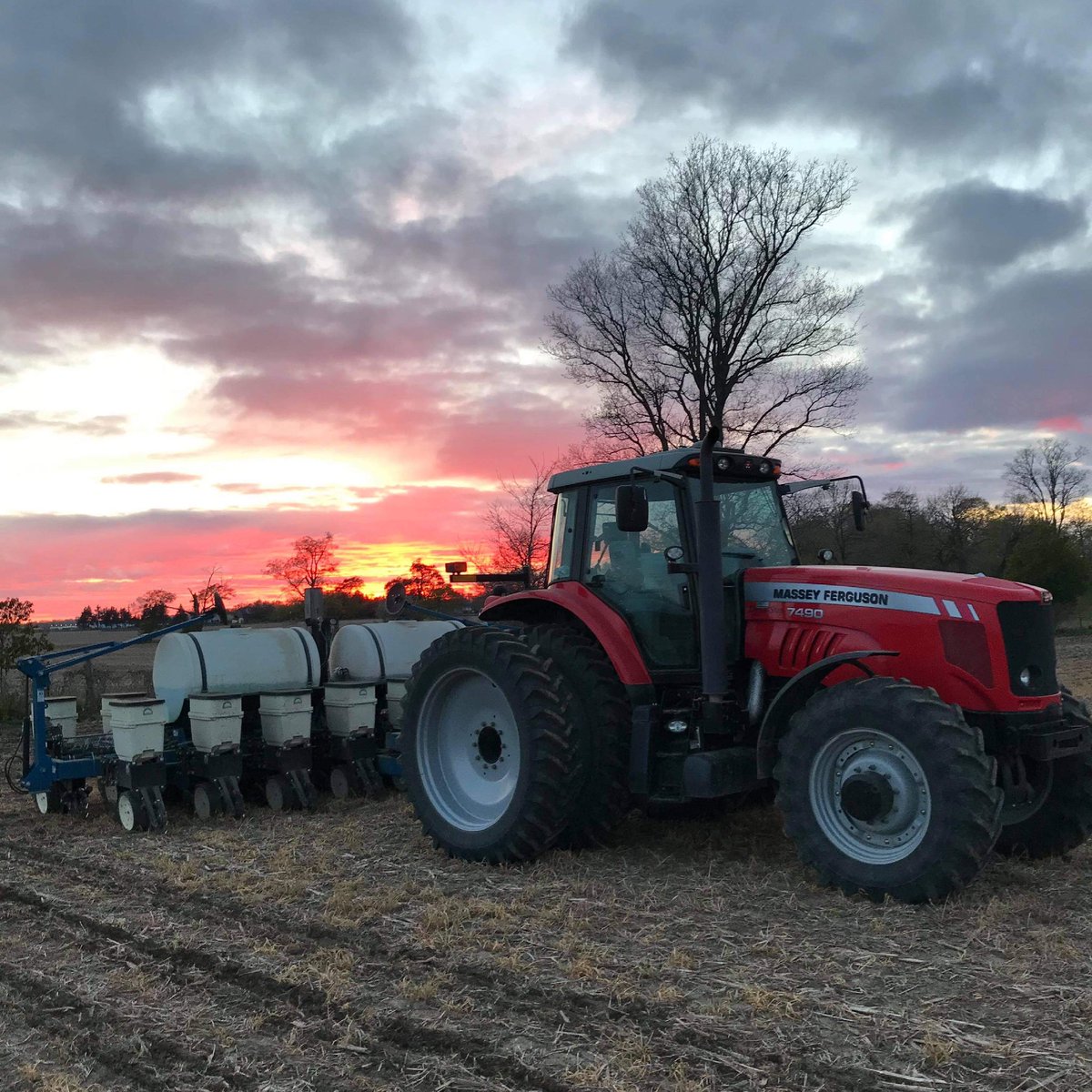 Let planting season commence!! A little late to the party 🚜 🌽 One crop in off to the next! #kinzemanufacturing #pride6694 #prideseed #masseyferguson #plant21 #notillfarming