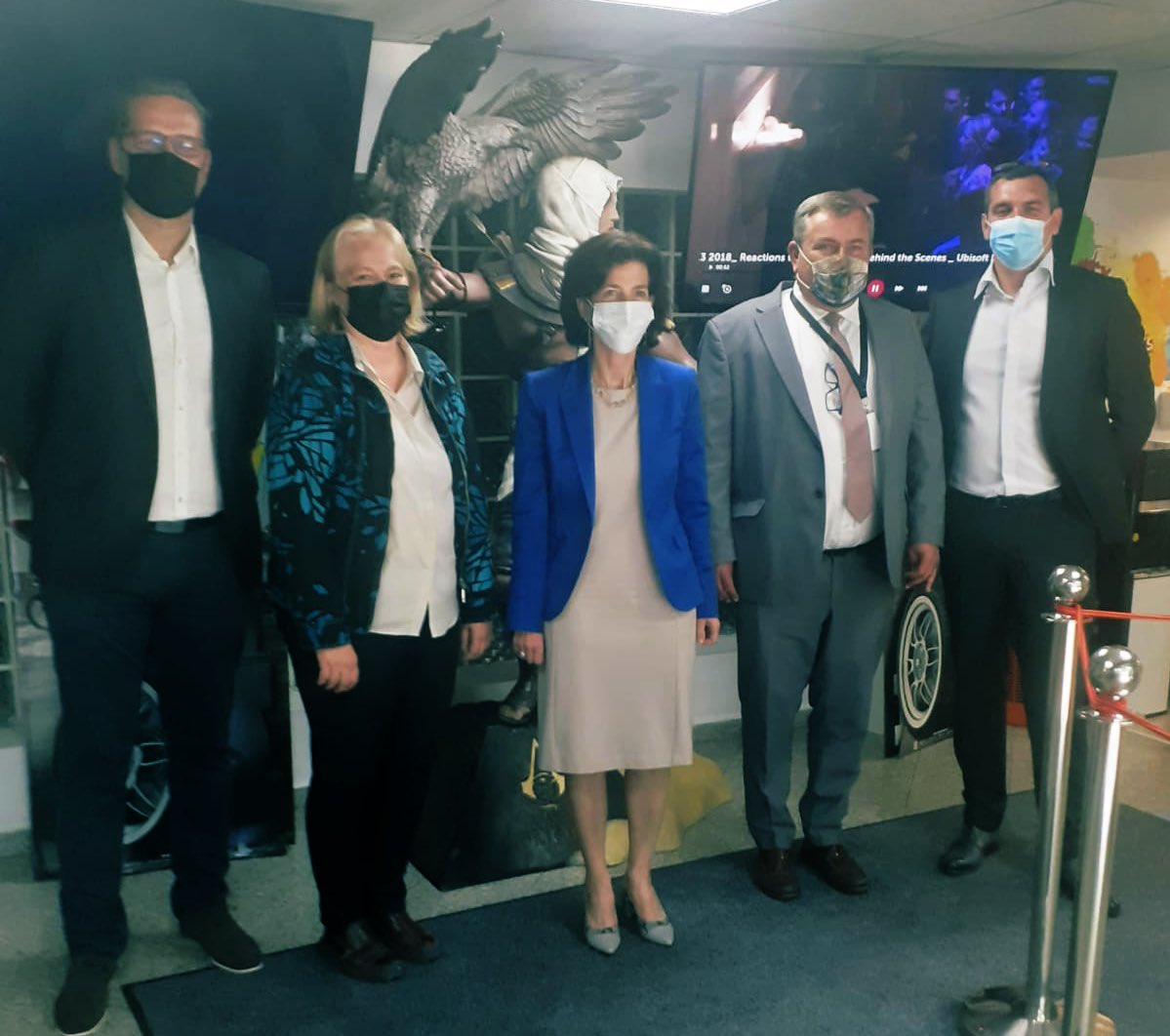 laurenceauer's tweet photo. Visite d’@UbisoftRomania première implantation d’@UbisoftFR à l’étranger en 1992 déployée à #Bucarest et #Craiova avec 2200 employés #ICC #jeuxvideo  #FRENCHteCh @roos_helene @InstitutFrancez https://t.co/lwpeRqvIw9