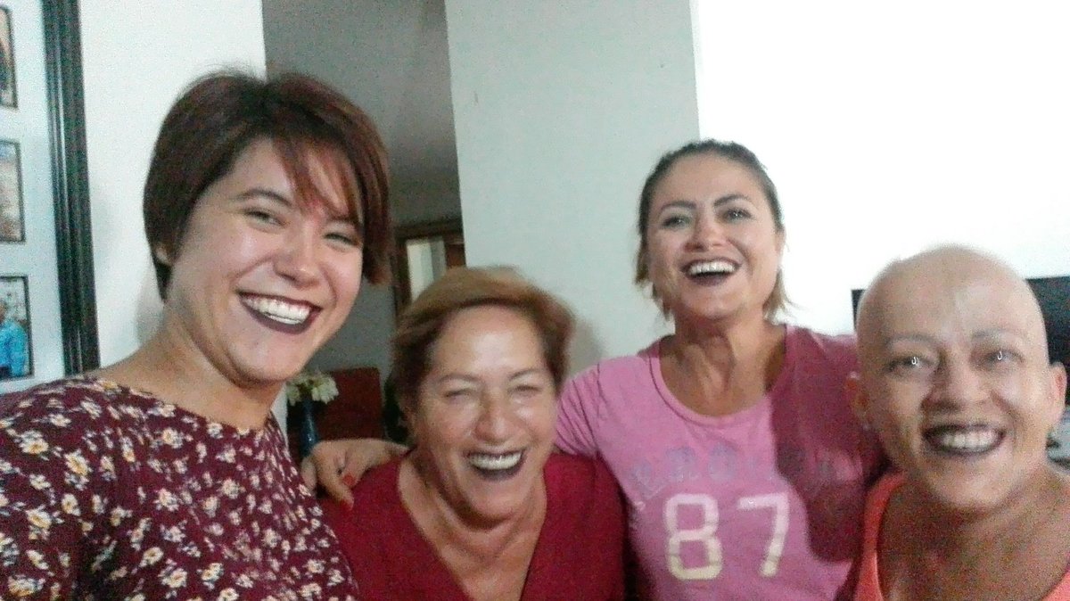 SarahiRuvalcaba's tweet photo. Esta es la foto que según mamá es más ridícula mía, pero mía y de todas: hija, abuela, mamá y tía con abrazo al cielo. Que llegue el regalito que a la pelona ya no le va tocar! #ArcticFoxConMadre https://t.co/vCwUpLCpJV