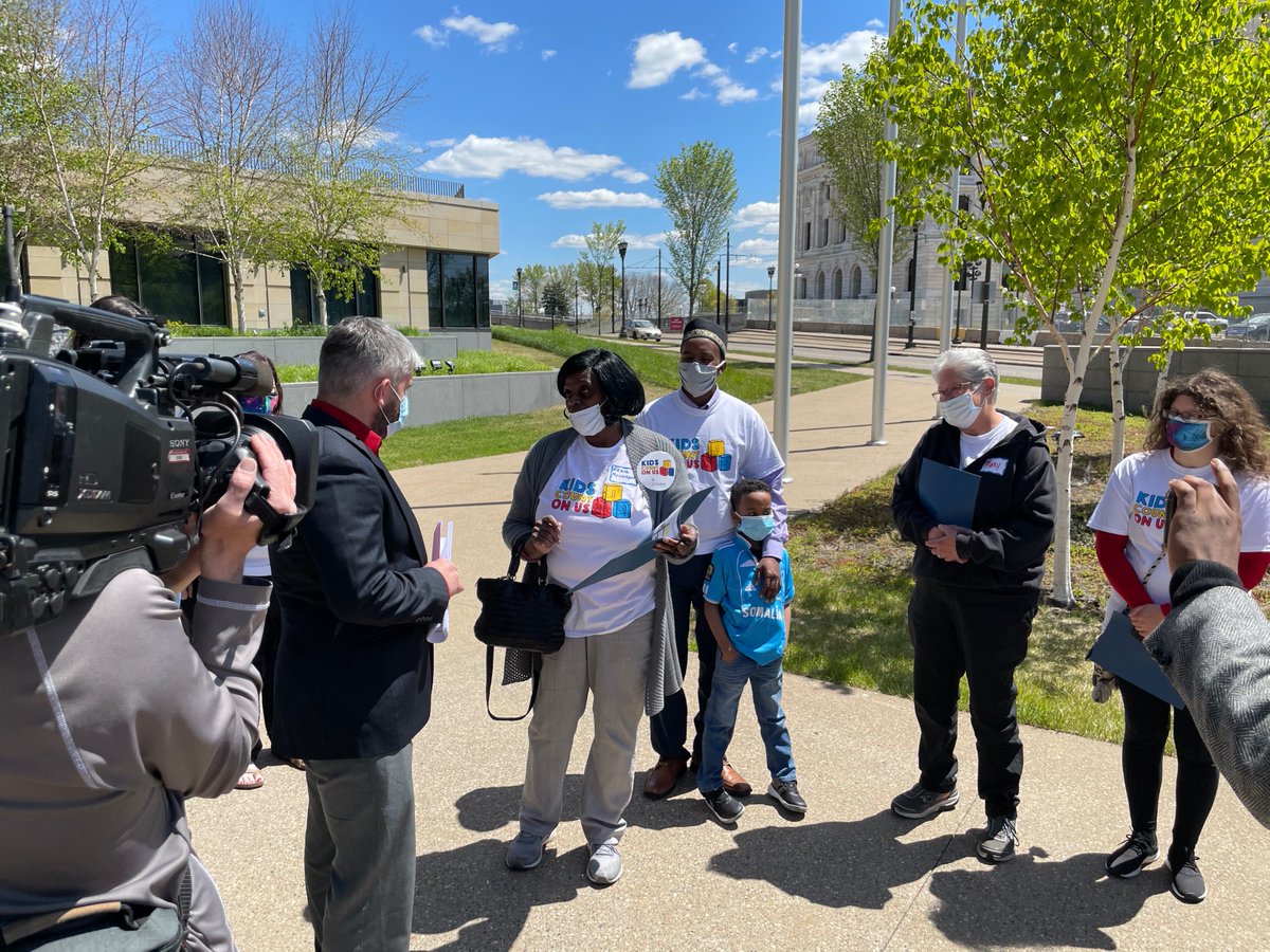 Today #KidsCountOnUs, a coalition of 500+ community based childcare centers across MN, delivered:
📝1200+ signatures
🚀repping 221 centers
📍across 47 cities
to key lawmakers about priorities for the federal American Rescue Plan & funding for early care & education. #mnleg 1/6 🧵