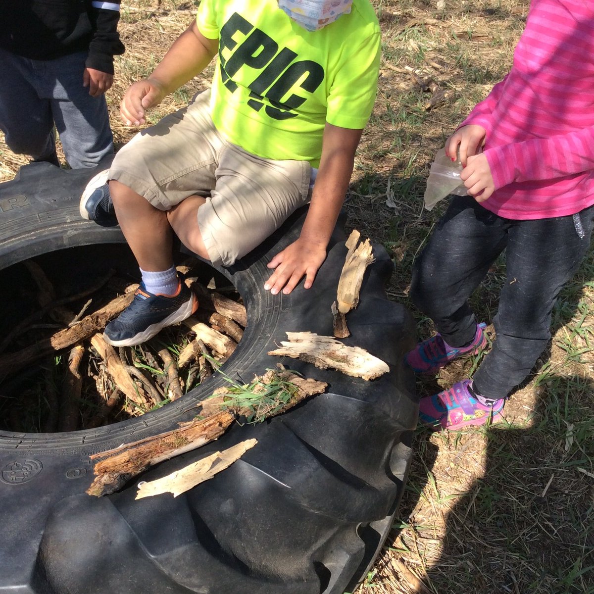 ReilkoffT's tweet photo. From high jump to restaurant, it was a mixed bag of negotiating rules, organizing the play environment and enacting dramatic play ... which included athletes needing to refuel.

#ForestSchoolBlaineLake
#pssdmpsc
#PlayandExploration https://t.co/mTH9CJfGjV