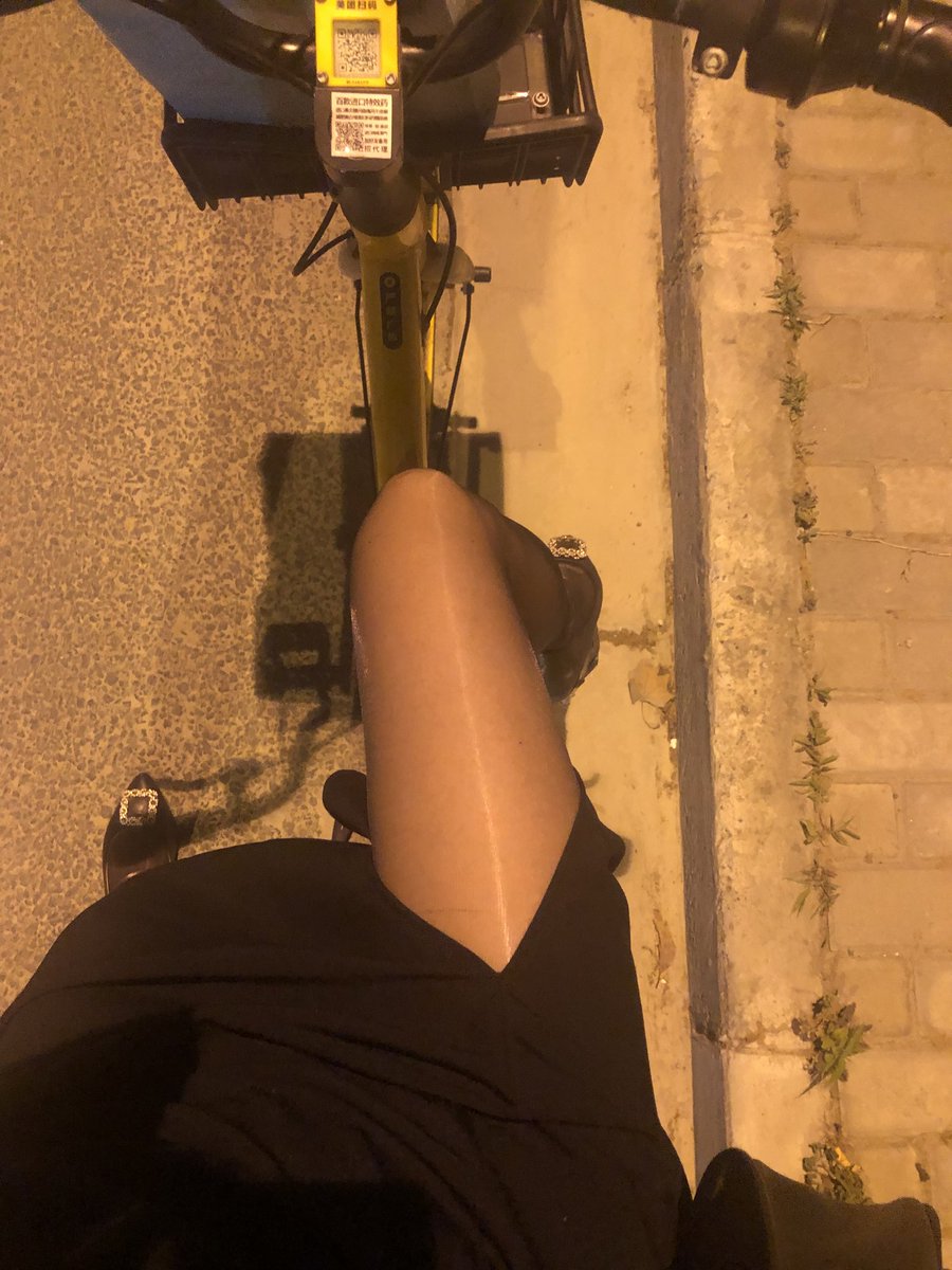 🧦：@limerencem 极光油亮黑色！暗夜里的精灵！大半夜在外面拍照骑车！偷偷告诉你们，是无内哦！刺激吗？
投稿  @Dayulejia91 @Fanjiahui2020  @DP_ArtStudio      @Dream_QY  @limerencem https://t.co/FskoTAGfa7