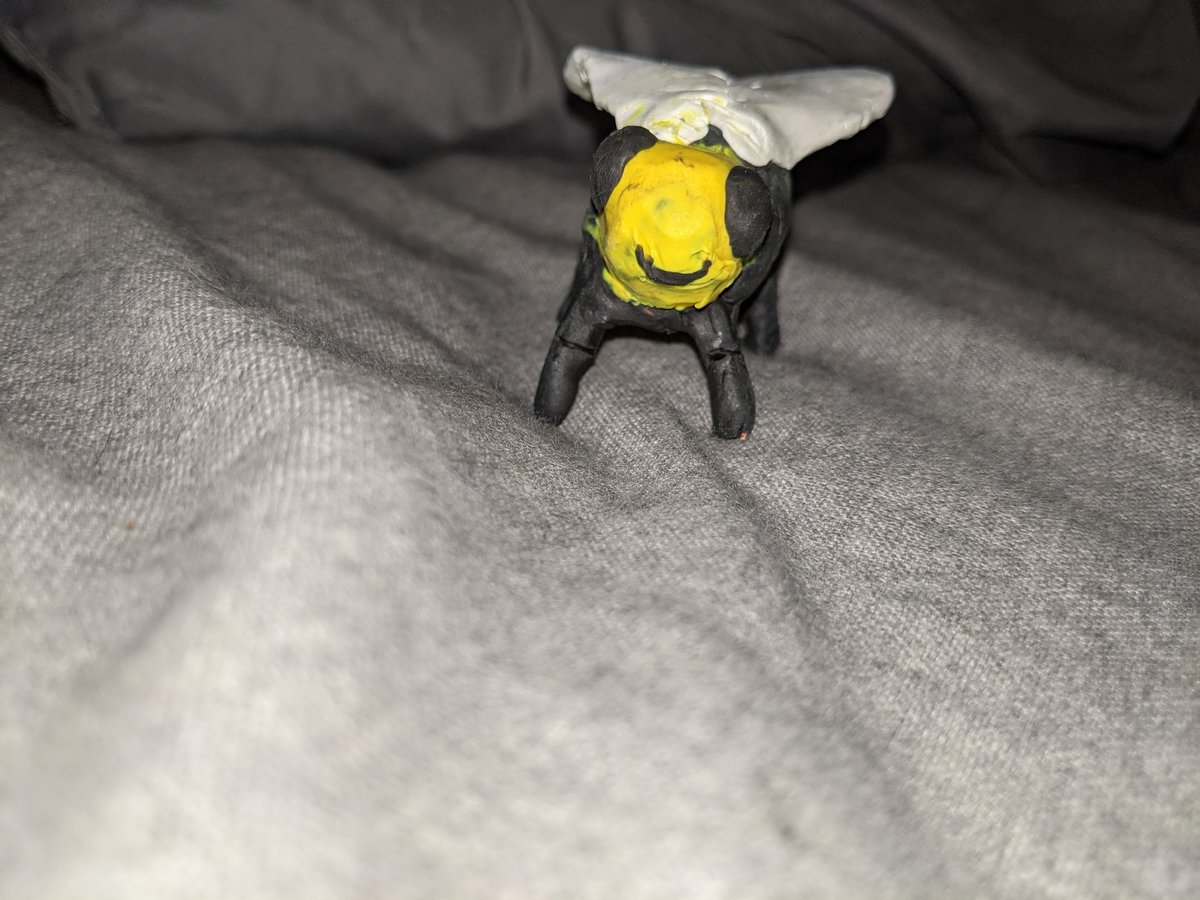 JaniceCole89's tweet photo. #NerdECrafter 
First time making a bee and polymer clay.. 
The sculpture is called: The Drunken Bee https://t.co/fVgxSvFVlw