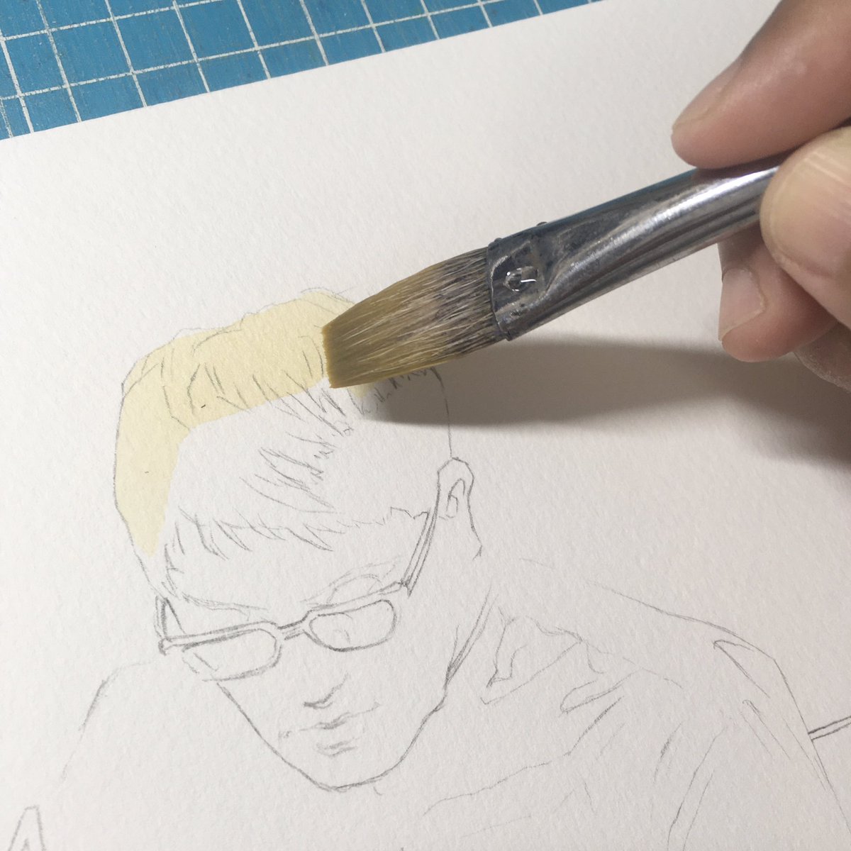 描き始めました。ツリーで投稿続けます。

・シャーペンで下書き。ホワイト・ワトソン紙の超厚口(300g)。
・既に素敵絵が出ているので、違うアングルを選ぶ。
・下にマステ。
・黄色にパレットに出ている色を適当に混ぜて少し濁らせた色をベースとして塗ってみた。 