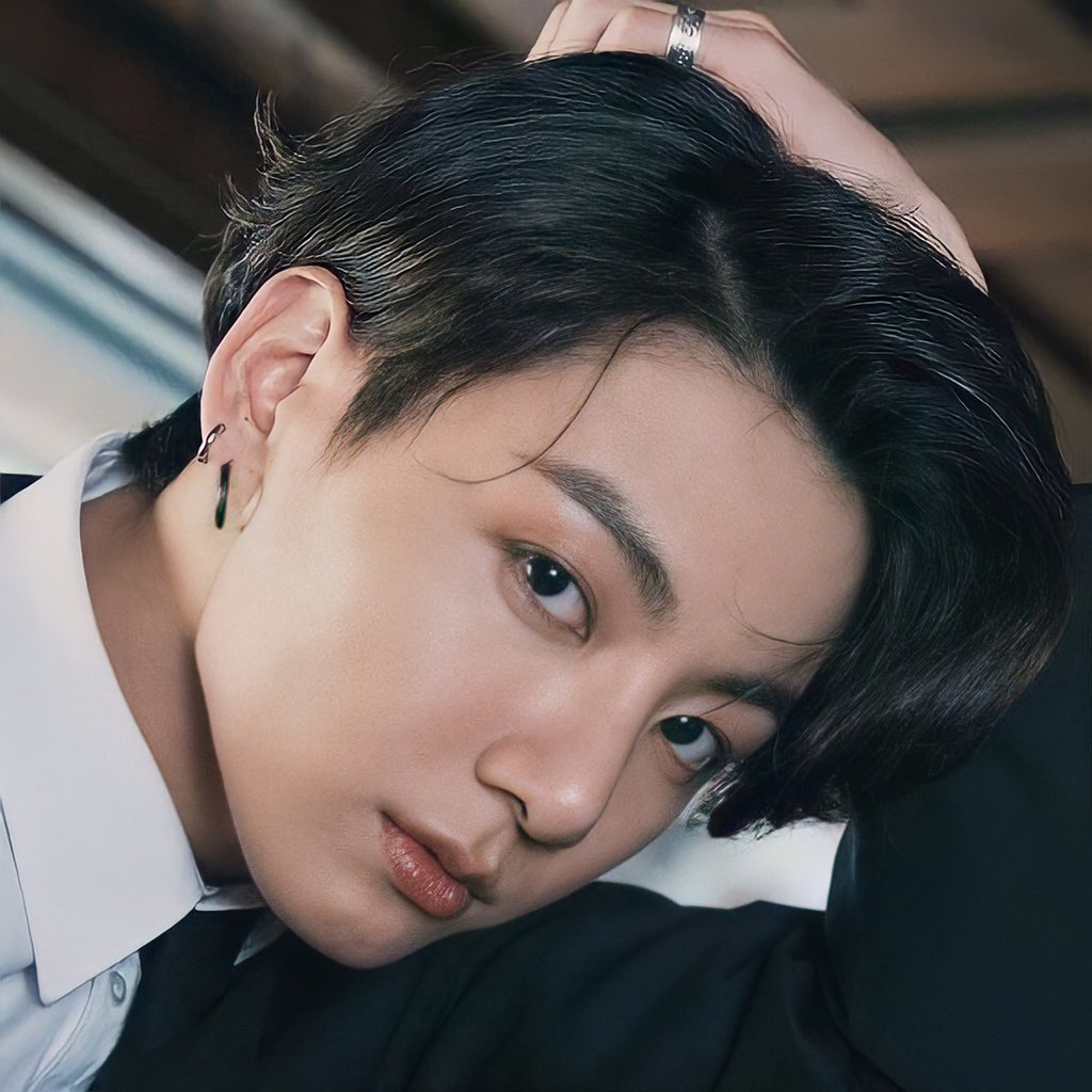 btsdaily77's tweet photo. The same charisma 🤭 #JUNGKOOK #BTS https://t.co/cPxlC7vhko
