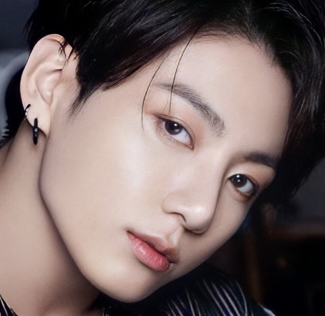btsdaily77's tweet photo. The same charisma 🤭 #JUNGKOOK #BTS https://t.co/cPxlC7vhko