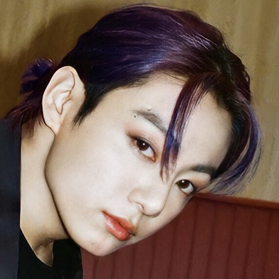 btsdaily77's tweet photo. The same charisma 🤭 #JUNGKOOK #BTS https://t.co/cPxlC7vhko