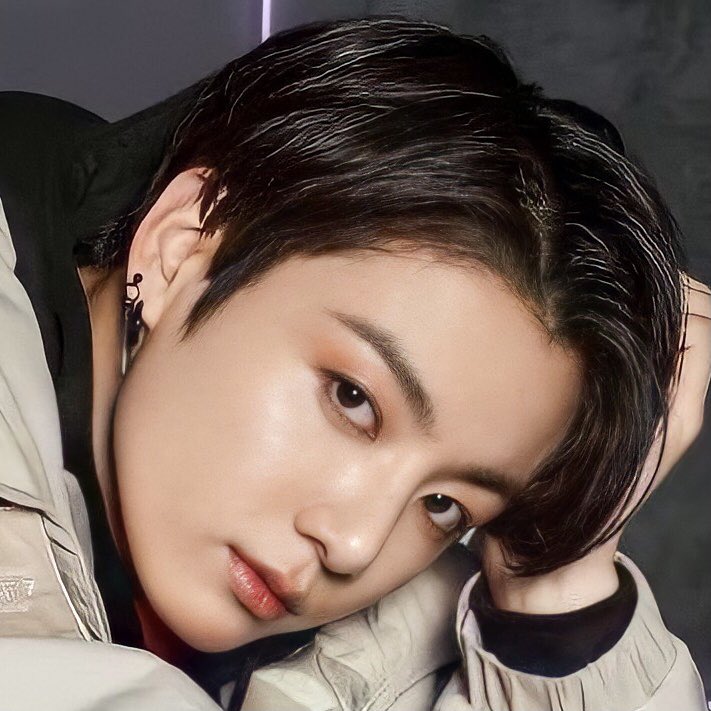 btsdaily77's tweet photo. The same charisma 🤭 #JUNGKOOK #BTS https://t.co/cPxlC7vhko