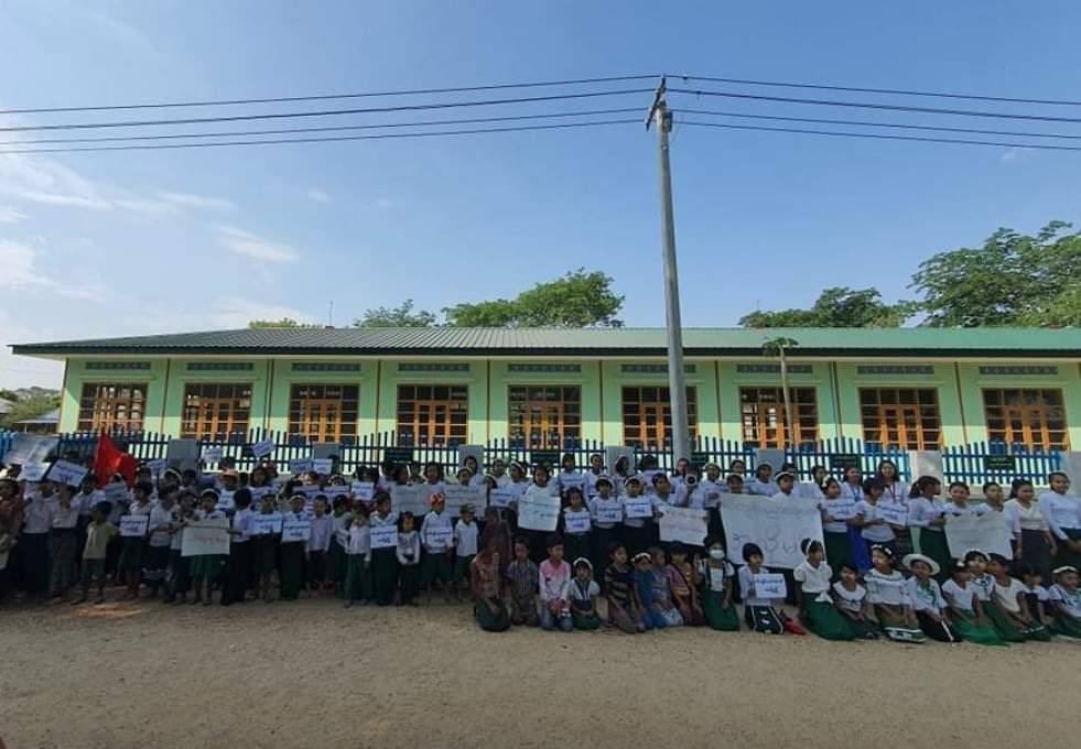 Primary school students of NyaungWar village, fighting for their future opposing military dictatorship and its slavery education system. #WhatsHappeningInMyanmar  #May12Coup  #WhiteCoatStrike