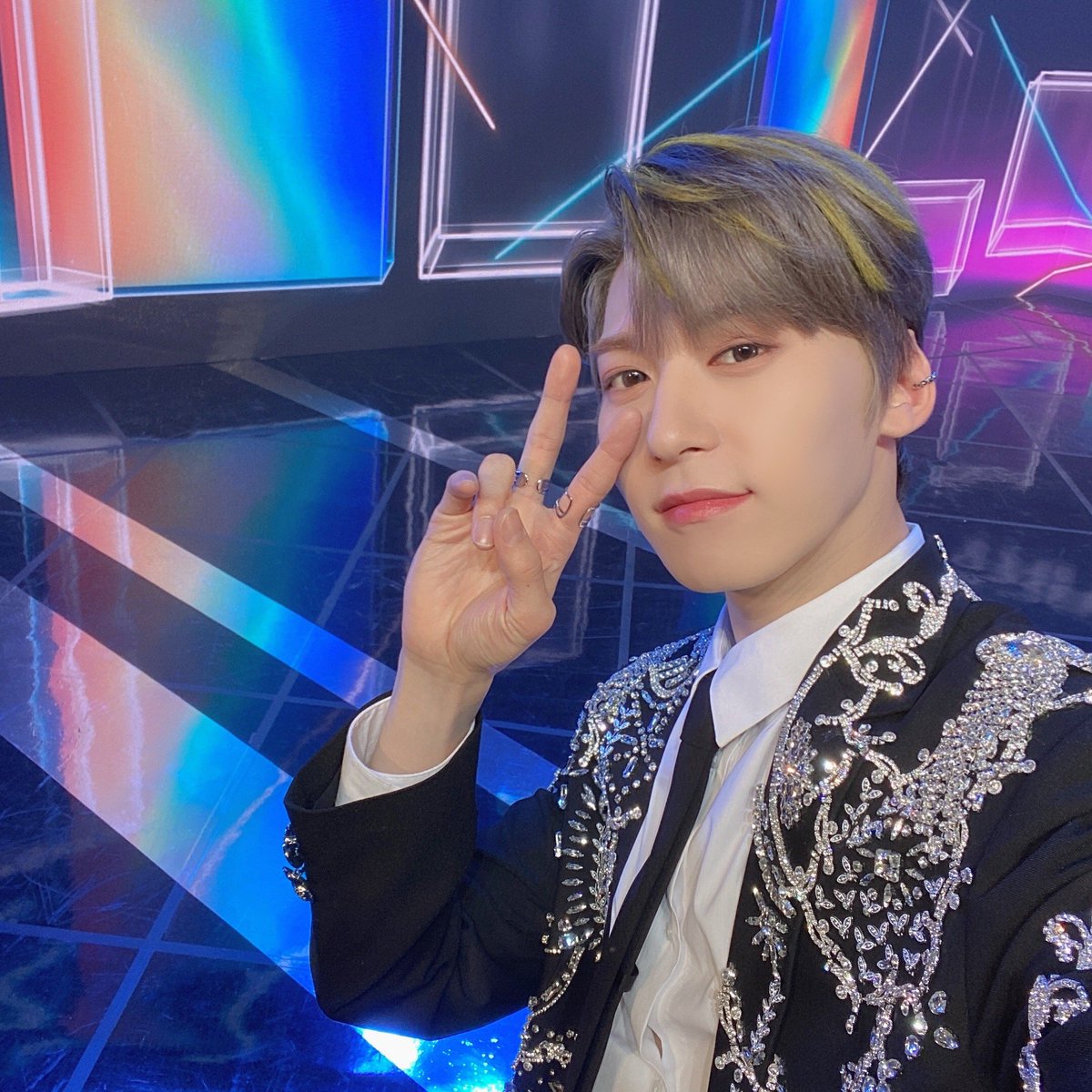 official_ONEUS's tweet photo. [#건희]
달님들이랑 쇼케이스 함께 
하면서 기분 좋게 이번 활동 
시작할 수 있어서 좋았어요🥰
이번 활동도 응원 많이 해줘서 
고마워💙 잘 부탁해요💓 https://t.co/1aVrqpOEI4
