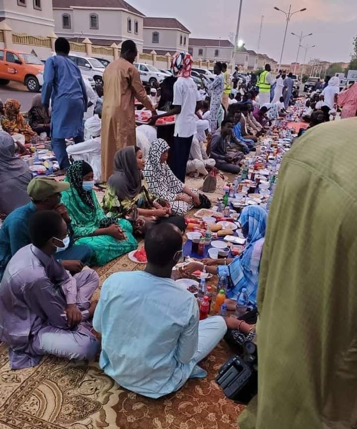 #تشاد 
ولله الحمد والمنة
لقد عاد الينا هذا النموذج الغائب مذ مدة 
التعايش السلمي في بلدي بين المسلمين والمسيحيين وكل الاطراف بدأ من جديد،
وهذه الصورة في الساحة الخضراء اكبر دليل