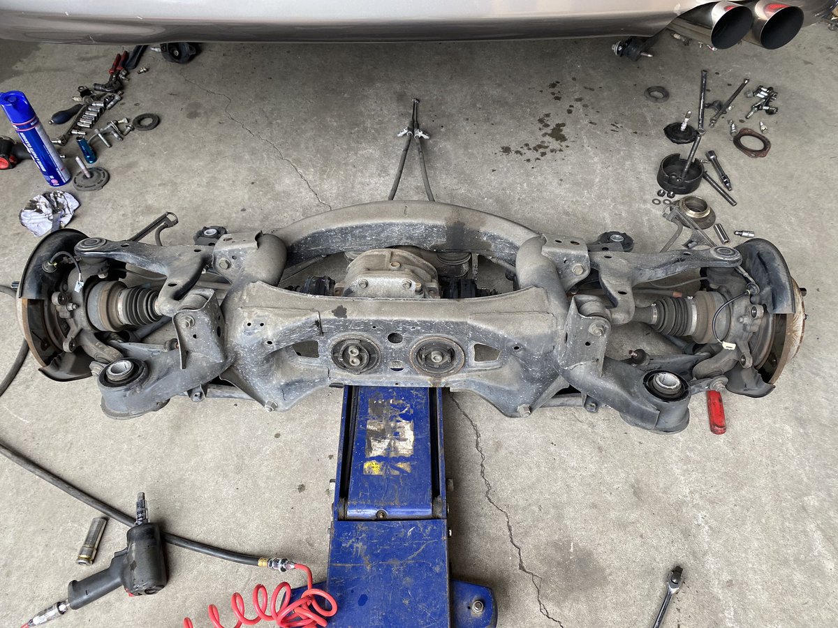 JZX110のデフマウントブッシュ交換😊 JZX90/100系と違って、リア