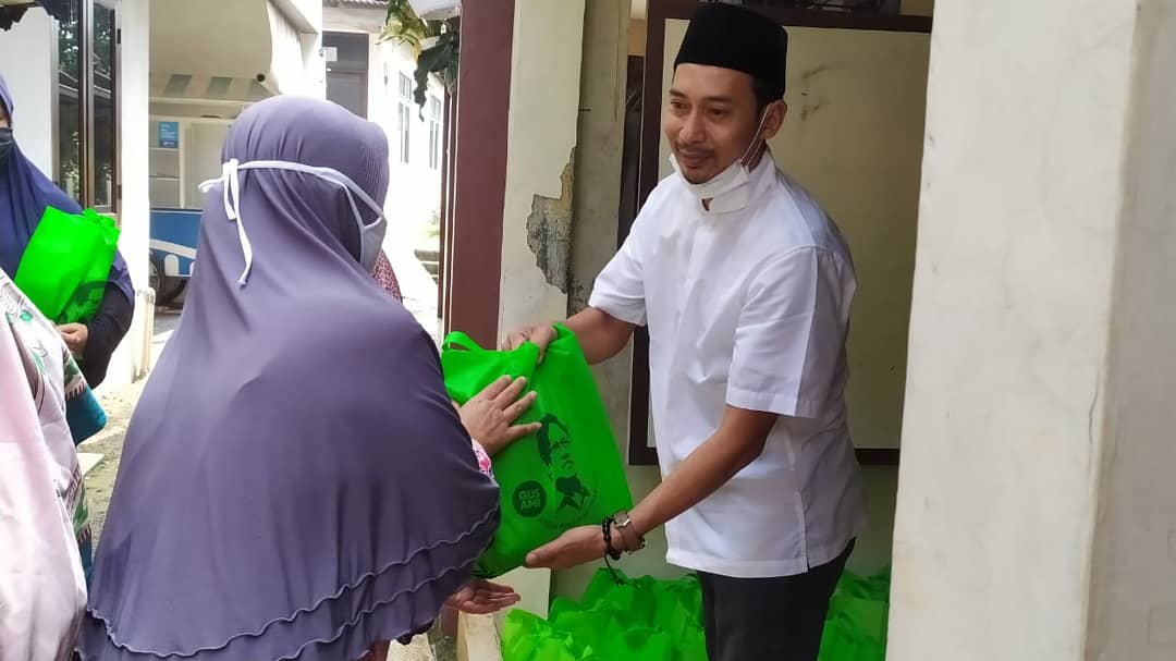 dpcpkbjaksel's tweet image. Ketu DPC PKB JAKSEL (H. Darussalam, SH) berikan bingkisan lebaran kepada Majelis Ta&apos;lim Roudlotul Ummahat, Ciganjur - Jakarta Selatan

#ramadhanmubarak #pkbjaksel #GusAmi #berbagisesama