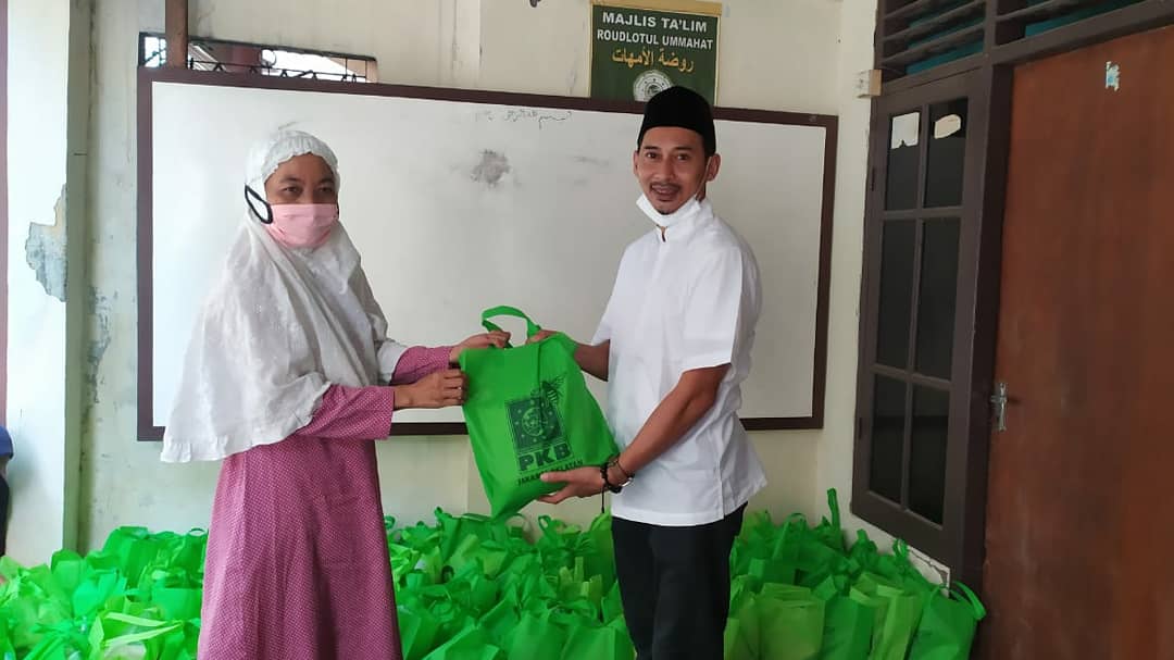 dpcpkbjaksel's tweet image. Ketu DPC PKB JAKSEL (H. Darussalam, SH) berikan bingkisan lebaran kepada Majelis Ta&apos;lim Roudlotul Ummahat, Ciganjur - Jakarta Selatan

#ramadhanmubarak #pkbjaksel #GusAmi #berbagisesama