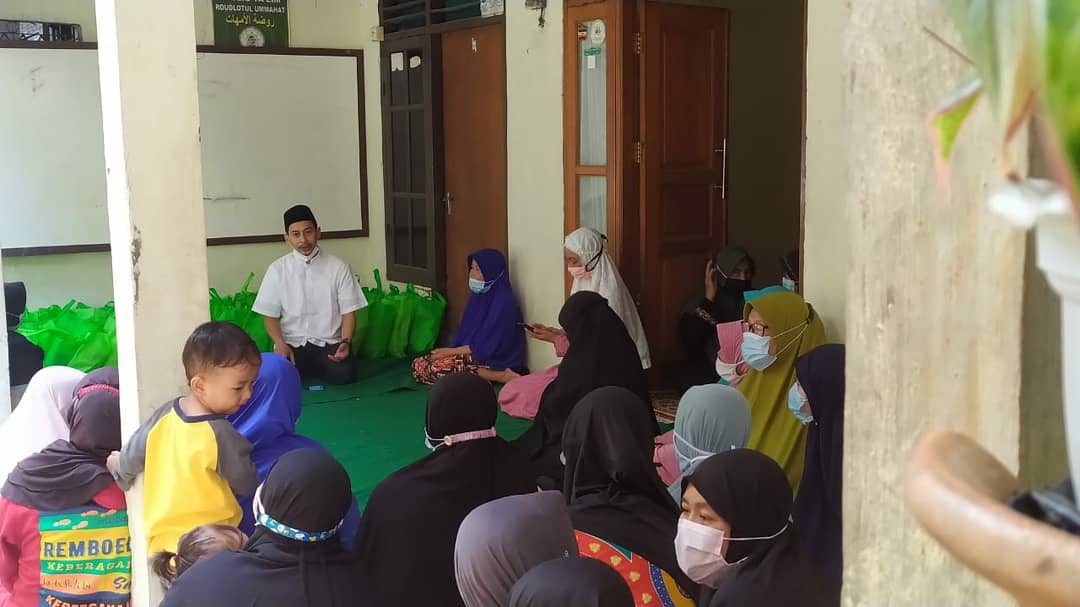 dpcpkbjaksel's tweet image. Ketu DPC PKB JAKSEL (H. Darussalam, SH) berikan bingkisan lebaran kepada Majelis Ta&apos;lim Roudlotul Ummahat, Ciganjur - Jakarta Selatan

#ramadhanmubarak #pkbjaksel #GusAmi #berbagisesama