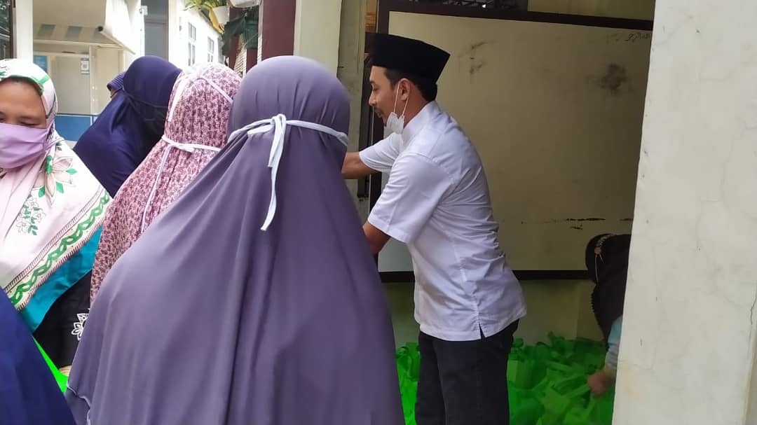 dpcpkbjaksel's tweet image. Ketu DPC PKB JAKSEL (H. Darussalam, SH) berikan bingkisan lebaran kepada Majelis Ta&apos;lim Roudlotul Ummahat, Ciganjur - Jakarta Selatan

#ramadhanmubarak #pkbjaksel #GusAmi #berbagisesama