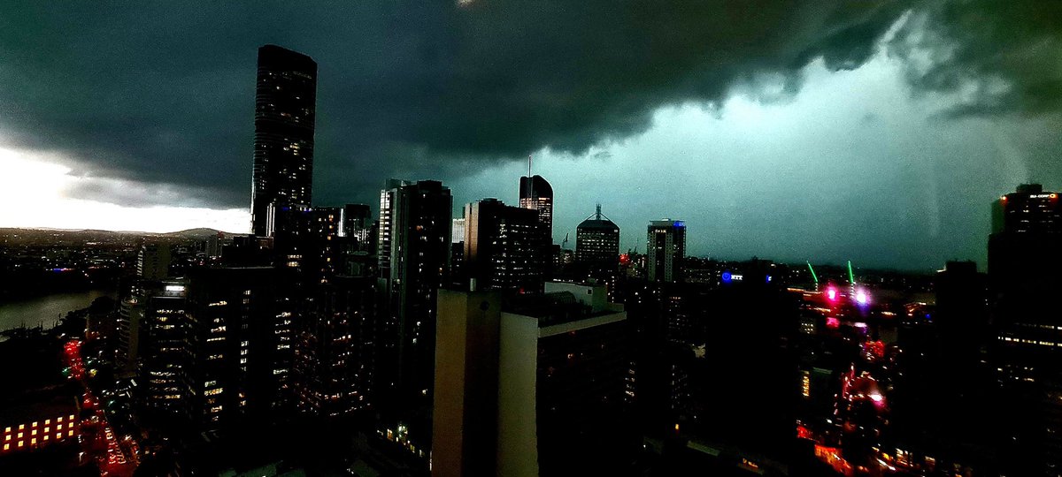 TonyAuden's tweet photo. When day turns to night! 

How’s this shot over Brisbane city a short time ago as those storms rolled in?!?

📸 Amy Knox https://t.co/vGoybXavVq