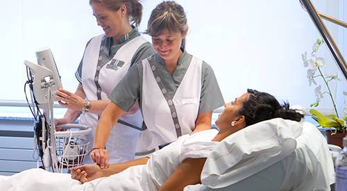 ClinicaNavarra's tweet photo. Desempeñáis un papel fundamental en promoción de la salud y humanización de la estancia hospitalaria. Investigáis, curáis, divulgáis.
Por vuestro compromiso y saber hacer, estar siempre a la última y dar lo mejor en todo momento, GRACIAS ENFERMERAS
#DiaInternacionalDeLaEnfermeria https://t.co/aufz6cI7rs