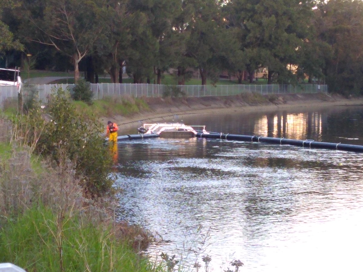 TheMudcrabs's tweet image. A brand new litter boom is being installed in Cooks River near Croydon Avenue, Croydon Park. Campsie. It is good to see @SydneyWaterNews  installing this new boom. One near Sugar House is broken after a storm in March and yet to be repaired. We hope it get repaired soon as well