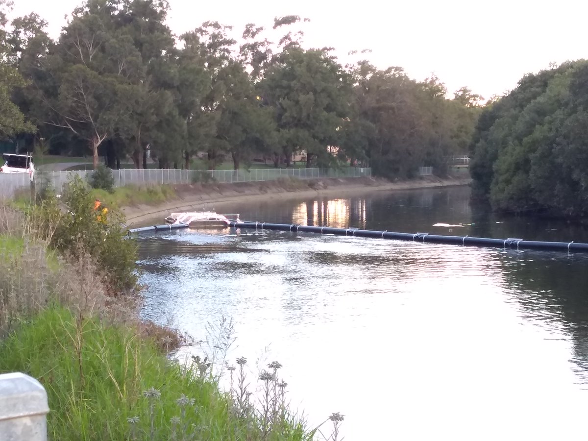 TheMudcrabs's tweet image. A brand new litter boom is being installed in Cooks River near Croydon Avenue, Croydon Park. Campsie. It is good to see @SydneyWaterNews  installing this new boom. One near Sugar House is broken after a storm in March and yet to be repaired. We hope it get repaired soon as well