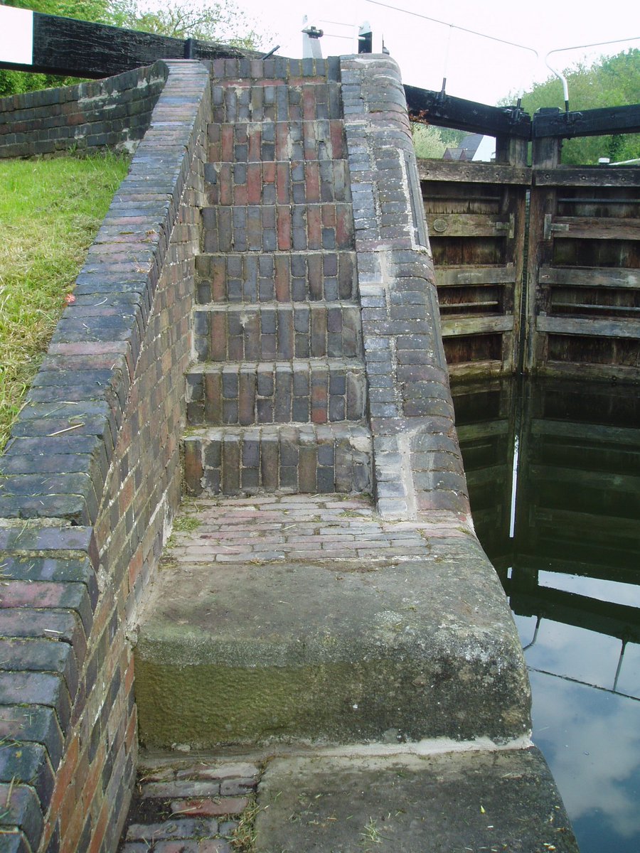 retired_tom's tweet photo. From my archives 

#May 2006

#CanalRiverTrust #GrandUnionCanal #Berkhamsted #Lock #LockMaintenance 

#Canals &amp; #Waterways can provide #Peace &amp; #calm
for your own #Wellbeing #Lifesbetterbywater https://t.co/Aw5wRseD0e