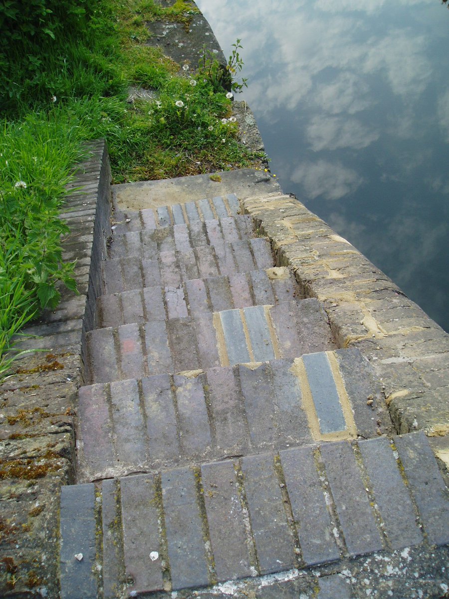 retired_tom's tweet photo. From my archives 

#May 2006

#CanalRiverTrust #GrandUnionCanal #Berkhamsted #Lock #LockMaintenance 

#Canals &amp; #Waterways can provide #Peace &amp; #calm
for your own #Wellbeing #Lifesbetterbywater https://t.co/Aw5wRseD0e