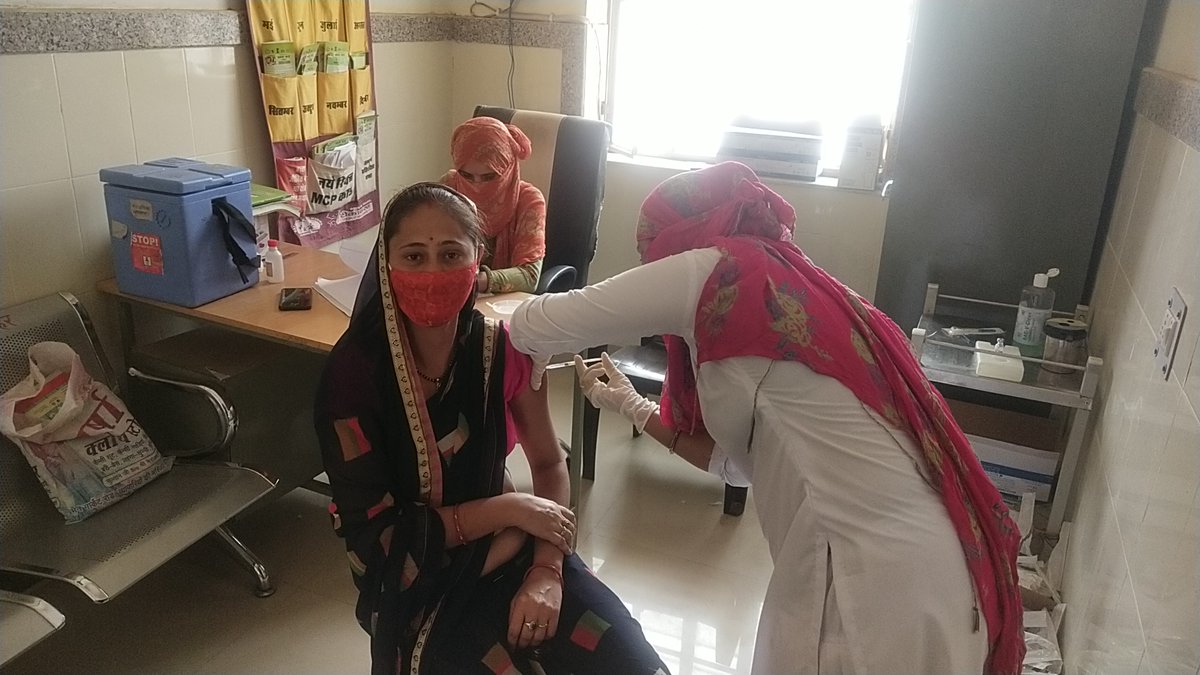 zeerajasthan_'s tweet photo. #Sardarshahar(चूरू)-टीकाकरण को लेकर युवाओं में दिखा उत्साह

रजिस्ट्रेशन करवाने वाले युवाओं का ही किया जा रहा है टीकाकरण,शहर के तीन अस्पतालों में युवाओं को किया जा रहा है टीकाकरण,45 साल से ज्यादा उम्र वाले लोग टीकाकरण के लिए हो रहे परेशान
@ChuruPolice @Rajendra4BJP @RahulKaswanMP https://t.co/LRvwVcNU69