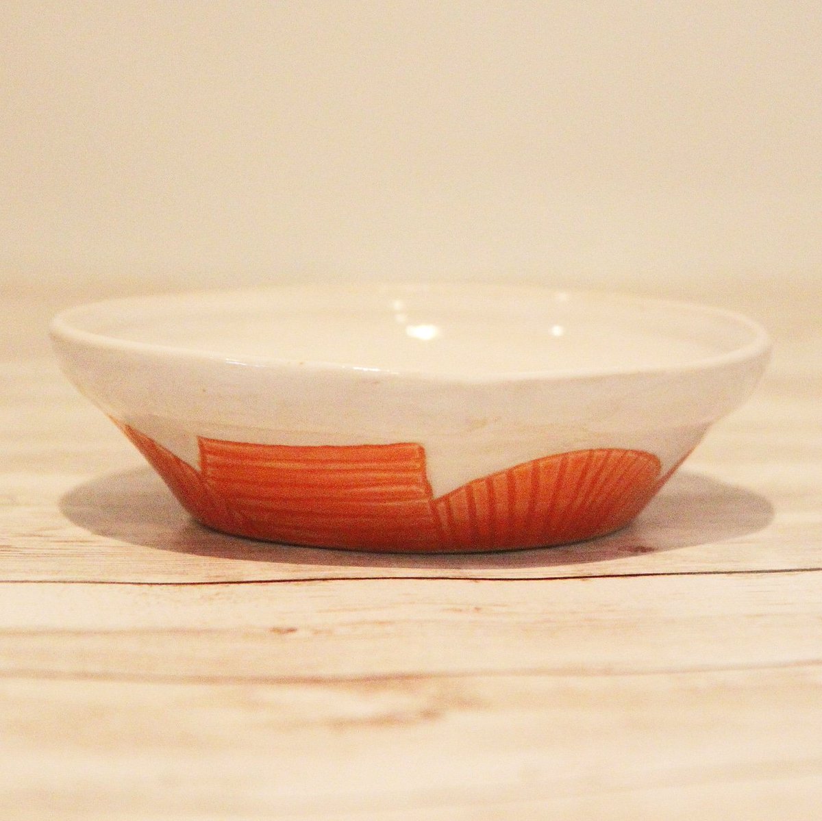SOLD Incised small dish with vibrant orange glaze. More pieces are available in the shop (link in bio)
#edoyleceramics #ceramics #pottery #handmade #ceramicsmagazine #ceramiclicious #ceramicreview  #britishceramics #dish #orange #orangeseries #patternseries #pattern #incised #art