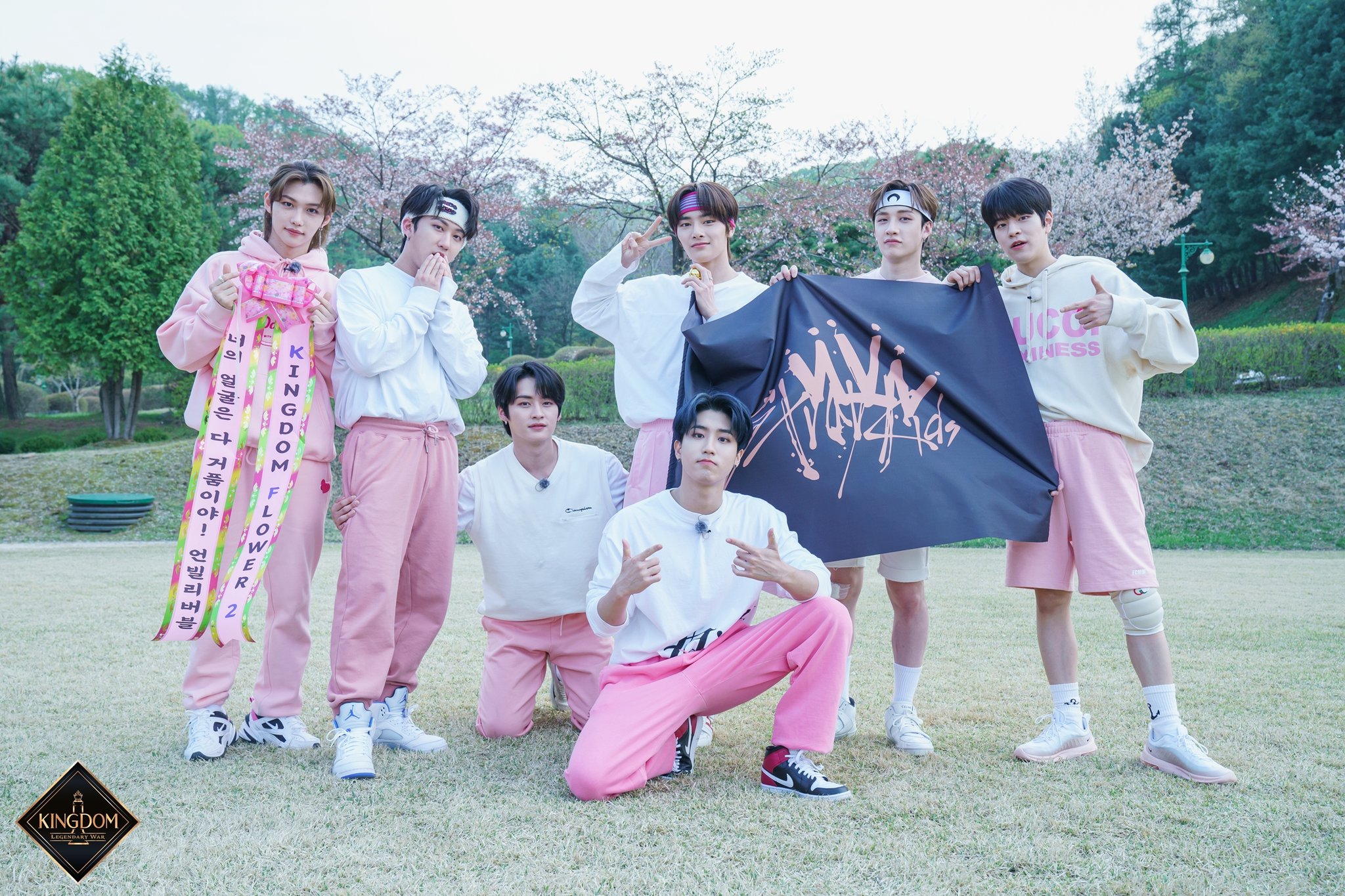 StrayKids KINGDOM 写真集 Amazon.co.jp: Stray Kids スキズ kingdom キングダム 写真集
