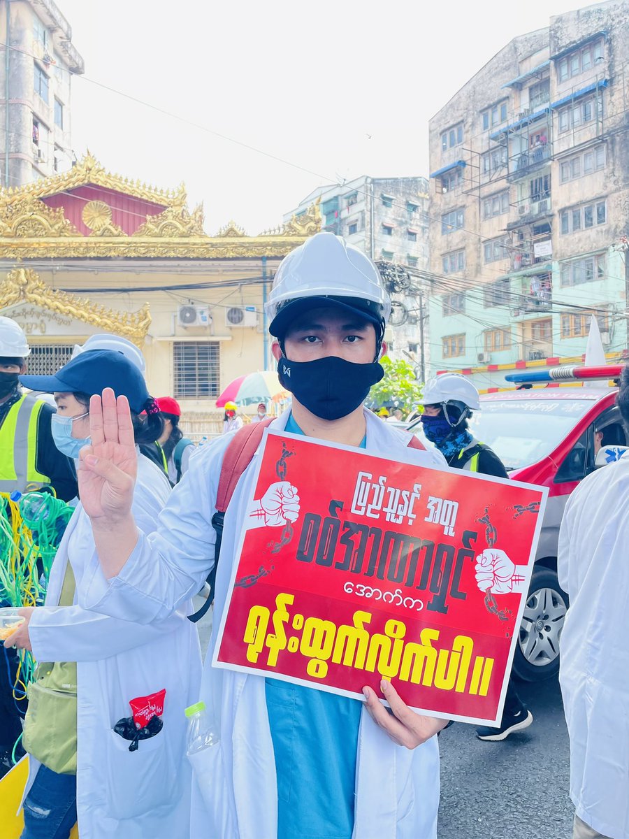 PhyoOoSoe1's tweet photo. Medical professionals in Myanmar are
SHOT
BEATEN
ARRESTED for Saving Lives. 
We're calling on ALL MEDICAL PROFESSIONALS AROUND THE WORLD, to stand in solidarity with us and HELP US so that we can SAVE LIVES of our citizens. 
#May12Coup 
#WhiteCoatStrike
#WhatsHappeningInMyanmar https://t.co/qgUGERfZaz