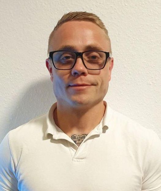 naziwatchemnitz's tweet photo. Christoph Drewer ist schon der dritte Dortmunder Neonazi, der innerhalb eines Jahres nach #Chemnitz gezogen ist. Vergangene Nacht wurde er im Stadtteil Sonnenberg geoutet:
https://t.co/smMk5MyeNT https://t.co/kKOQBSefwl
