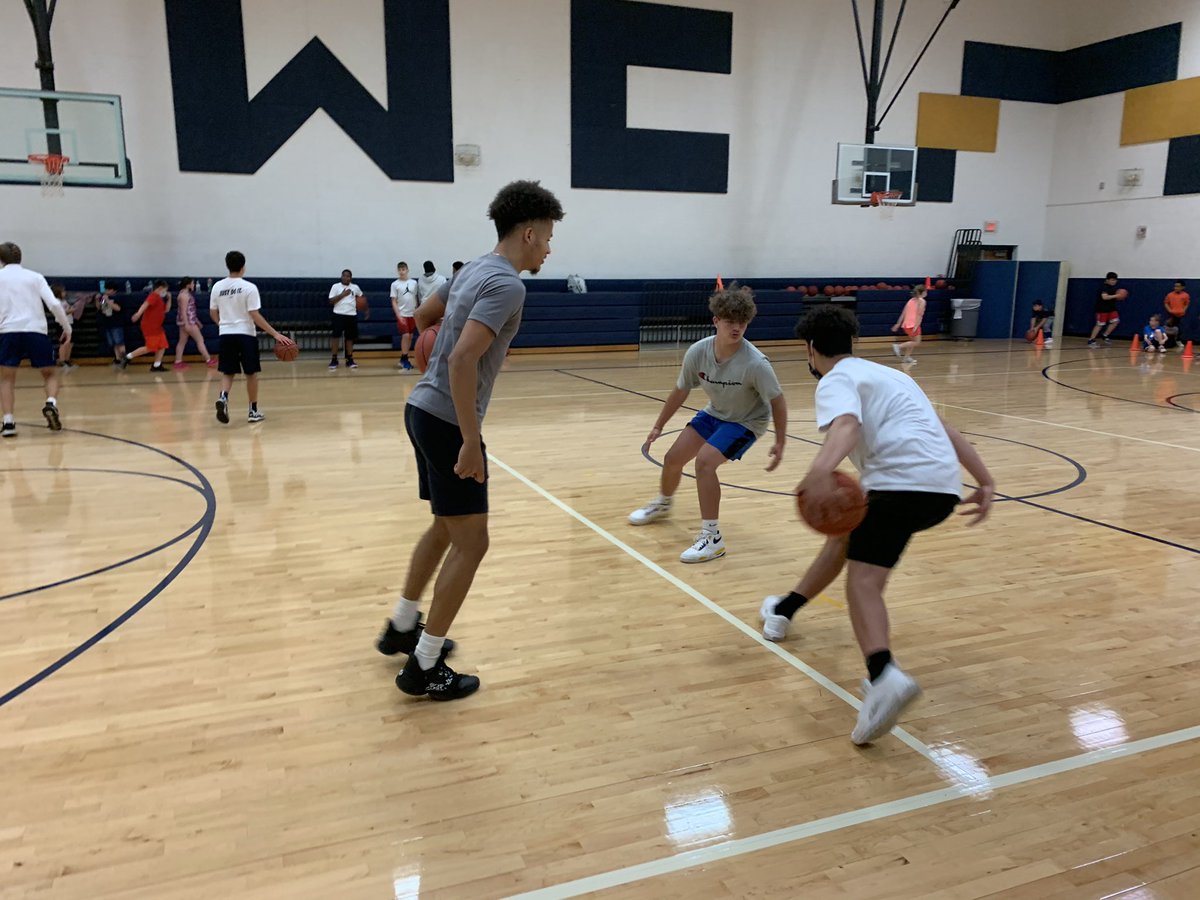 Great first night of skills camp with @Isaiah_J13. Time change for Thursday. Grades 3-5 will go from 5:30-7 and 6-8th grade will go 7-8:30.