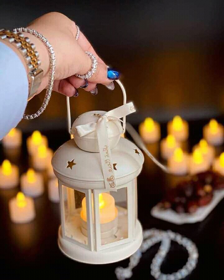 ٣٠ | رمضان 🌙
"مشاعرُ الخِتام تُبكينا 😢 اللهم أعد رمضان علينا أعواماً عديدة وأزمنةً مديدة اللهم إنا نسالك حُسن الختام  اللهم لاتجعلنا من الخاسرين فيه اللهم اجعلنا ممن تدركهم الرحمة ثم المغفرة ثم العتق من النار 🤲
تقبل تلله منا و منكم صالح الاعمال ...❤🌷"