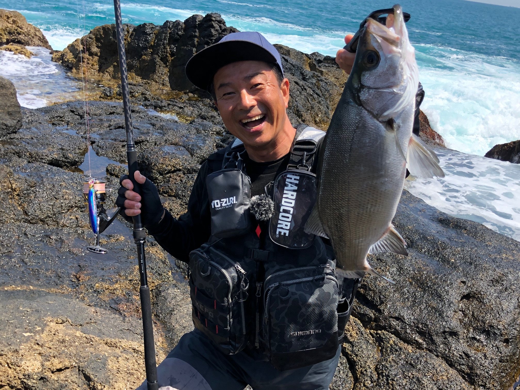 Duel Yo Zuri 今回のルアルアチャンネルは 松岡豪之プロの沖磯ヒラスズキ 前編 をお届けします 初めて立つ磯 風無し ベタ凪 水潮 台風のウネリ大 難しい状況の中 松岡さんはどうやって１本のヒラスズキに近づいていくのか ルアルア