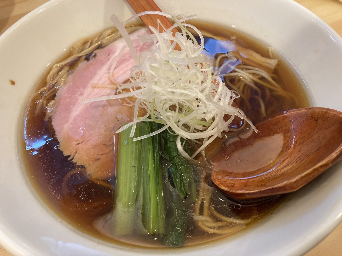 らあめん常護　下落合
秋刀魚醤油らあめん　900円
全体のバランスも良く美味しかったです
秋刀魚の香りも上手に引き出しています
パツンな麺が美味しくて驚きました
これを自家製麺ですぐ出すとは、、、
少し価格が強気なとこは気になりますが、他のも食してみたい