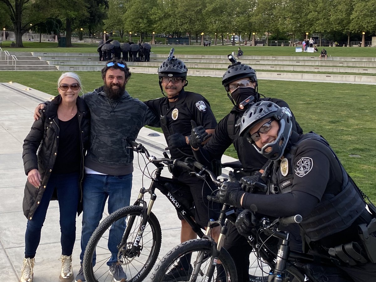 KWHKirkland's tweet photo. Taking time to thank our men in Blue with the @BvuePD at #Bellevue Downtown Park, where nearly 2 dozen “ninjas” have gathered to twirl umbrellas. #BellevueProtest #BackTheBlue https://t.co/zpm3t9jp1i