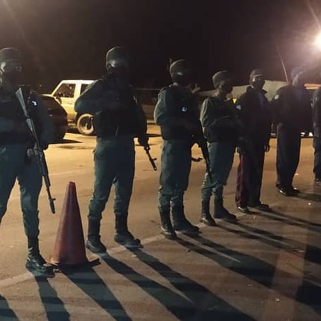 PoliciaMiranda1's tweet photo. En defensa de la paz y la vida la #PolicíaDeMiranda junto a la #GNB efectuaron un dispositivo especial de seguridad en la carretera nacional #Local8 y #Troncal9 brindando seguridad a los usuarios de dichas vías. https://t.co/6roJUABjAx