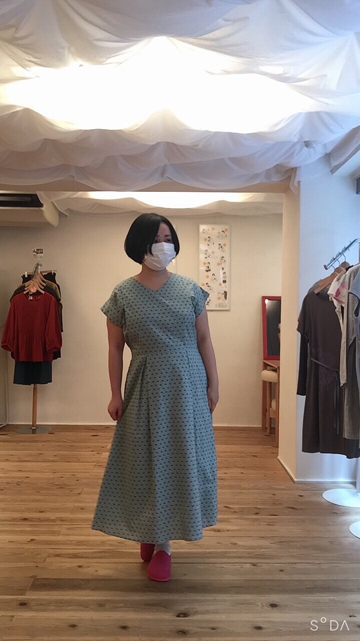 モーハウス日本橋ショップ Mo House 母乳育児中こそワンピース 新作授乳服コモンプリントワンピースを153cm男の子ママスタッフが試着してみました 色はネイビーとミントグリーン お手持ちの羽織ものと合わせたら夏から秋まで長く着られそう 開けやすい