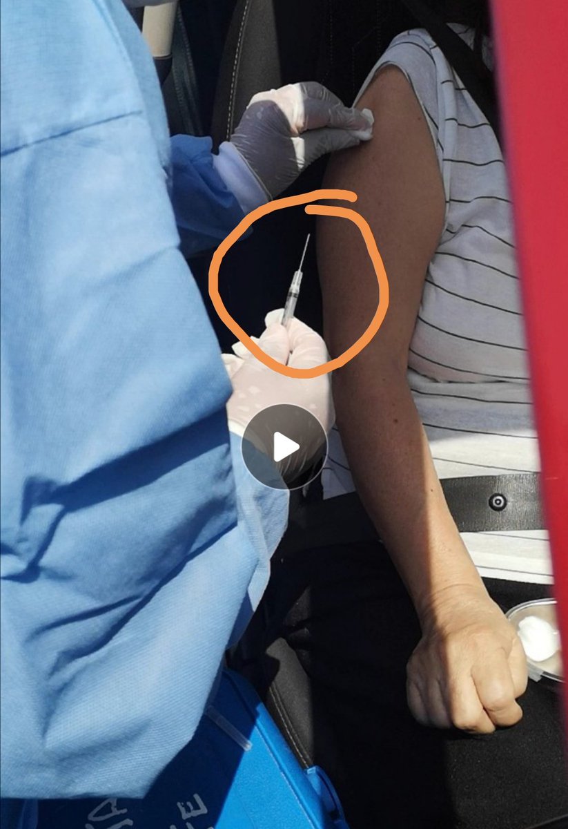 Yimita's tweet photo. Ayuda! Acabo de descubrir, revisando el video de la vacunacion de mi mamá, que la jeringa que le "pusieron" estaba vacía. ¿Dónde se procede con la denuncia? @EsSaludPeru @danielfolivares @FioreMolinelli @Minsa_Peru @ocram @rmapalacios https://t.co/bNOXw59LzV
