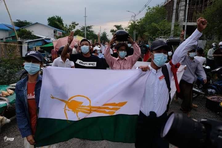 Mandalay’s combined strike was violently cracked down by terrorists armed mufti &amp; 5 teachers were brutally beaten up &amp; abducted this morning. Reportedly, SAC also opened gunfires. #WhatsHappeningInMyanmar  #May12Coup #WhiteCoatStrike