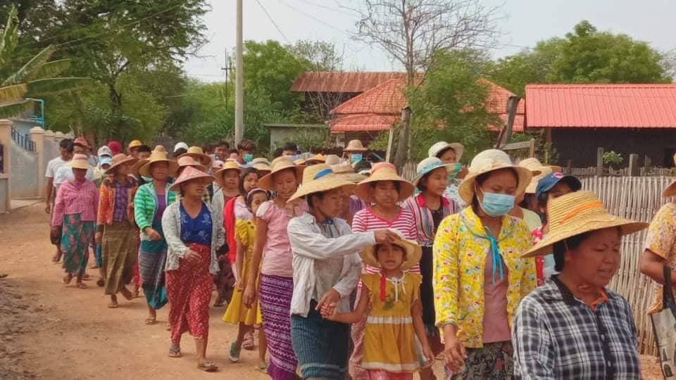 Protest against military dictatorship in Phaung Khar village, Salingyi, Sagaing Region this morning.

#May12Coup #WhatsHappeningInMyanmar #MilkTeaAlliance