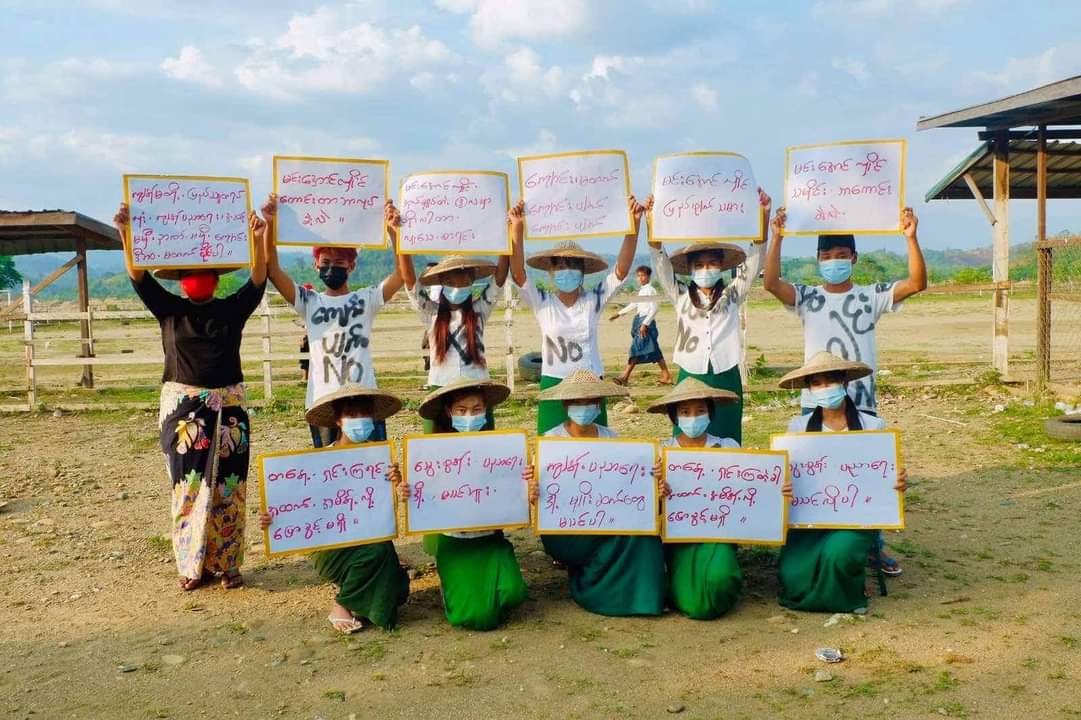 MilkTeaMM_MTAM's tweet photo. Locals, students and education staff in #Hpakant staged a demonstration against the military dictatorship on May 12. They also reject education under the military rule as the junta’s plan to reopen schools across Myanmar.
#May12Coup
#WhatsHappeningInMyanmar
#MilkTeaAlliance https://t.co/qv5ewGw9Ce