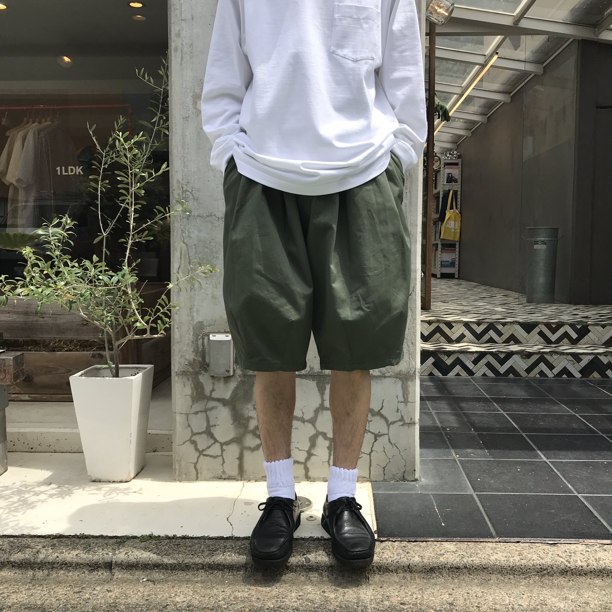 アイボリー×レッド is-ness BALLOON EZ CARGO SHORTS isness