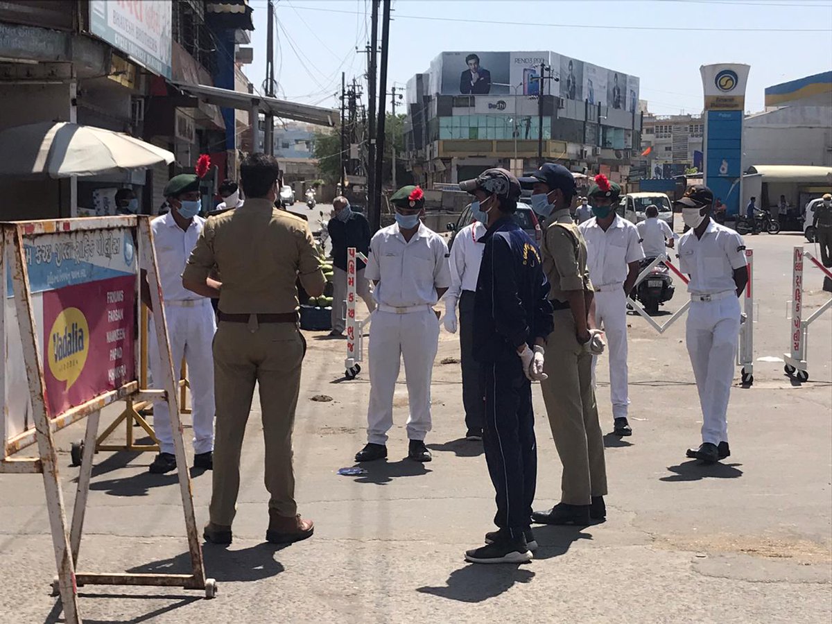 rajyaguru_meet's tweet photo. In this very difficult situation of COVID-19 we NCC cadets help the police to handle the public and maintain discipline #EkMaiSauKeLiye #GujDte @CMOGuj @rajyaguru_meet @NCC_Dte_Gujarat @HQ_DG_NCC https://t.co/WFu1kyOz6d