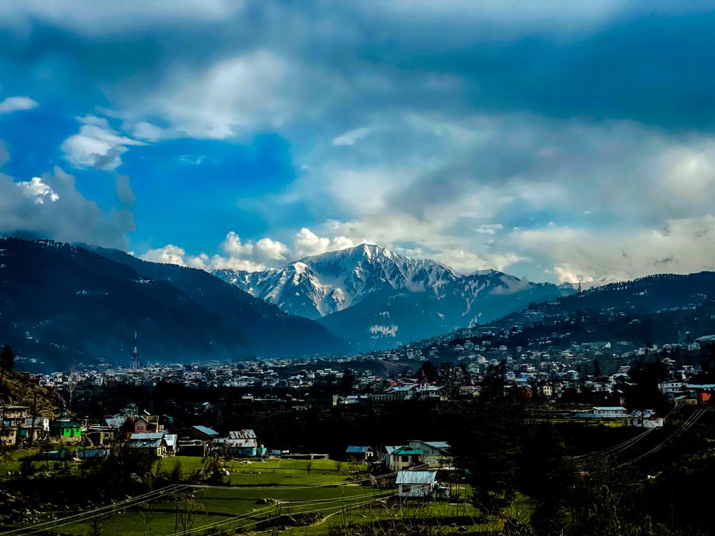 Superbi67139951's tweet photo. Mesmerising view of the valley...!!...A must visit place for any tourist..better then the scenery of Switzerland...!!😛
#bhaderwah
#MiniKashmir
#LandOfSnakes
#BhaderwahTourismDepartment
#TravellersGuide
@manhasvikas41 
@the_bhaderwah 
@Bhaderwah2 
@megirish2001 https://t.co/qCB8IpZqBZ
