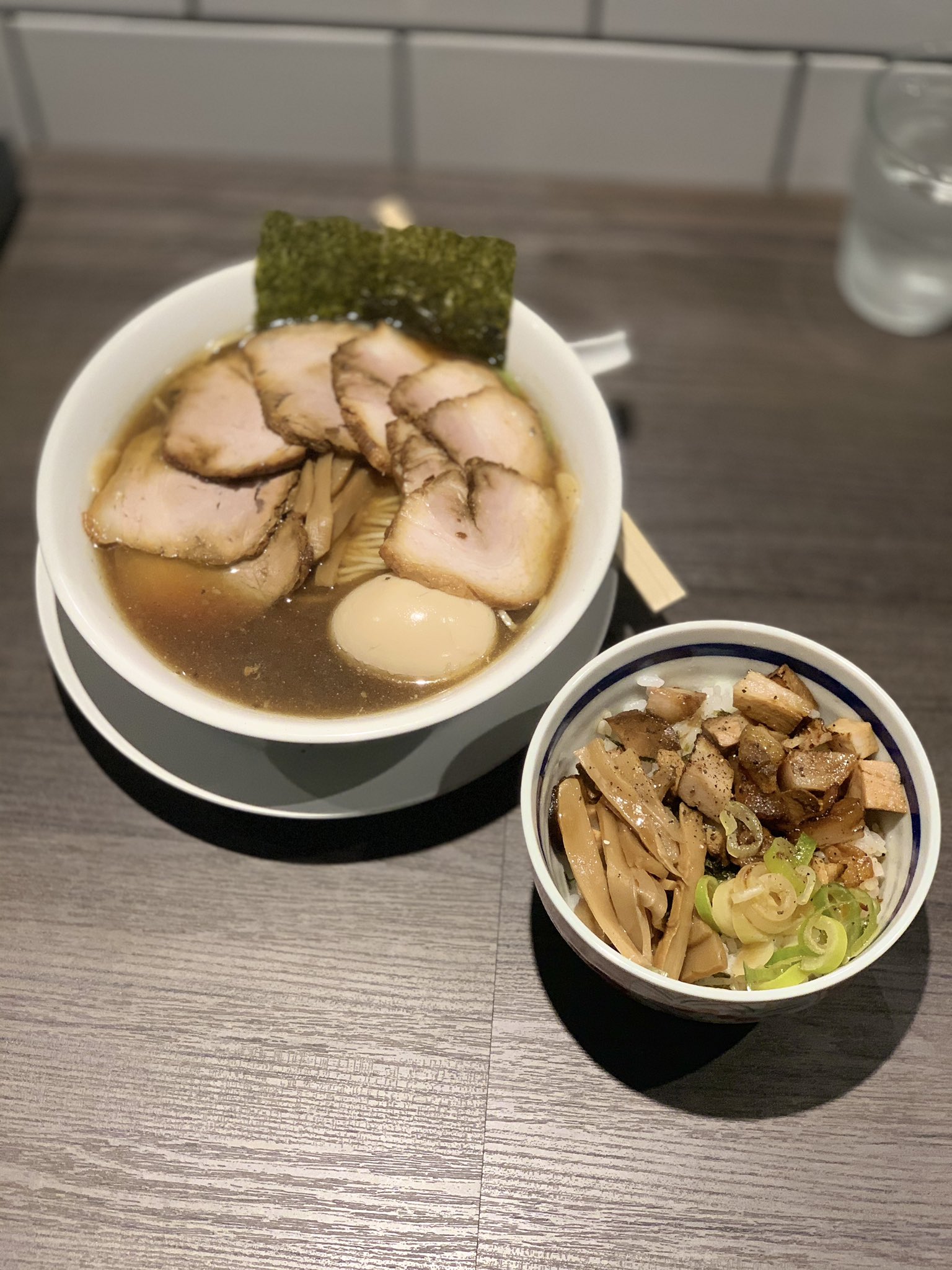 Niboしまw 時々カレ嶋w またの名を シン 鶏 豚 魚介 野菜のﾊﾞﾗﾝｽが秀逸なｽｰﾌﾟは優しく上品な味わいながら旨味厚く丁寧に纏め上げた醤油清湯ｶﾒﾘｱﾗｰﾄﾞの香り良し東京の大栄食品製麺の中細スト麺はｼｺｼｺとしてｽｰﾌﾟとも好相性 かみなり中華そば店 煮干