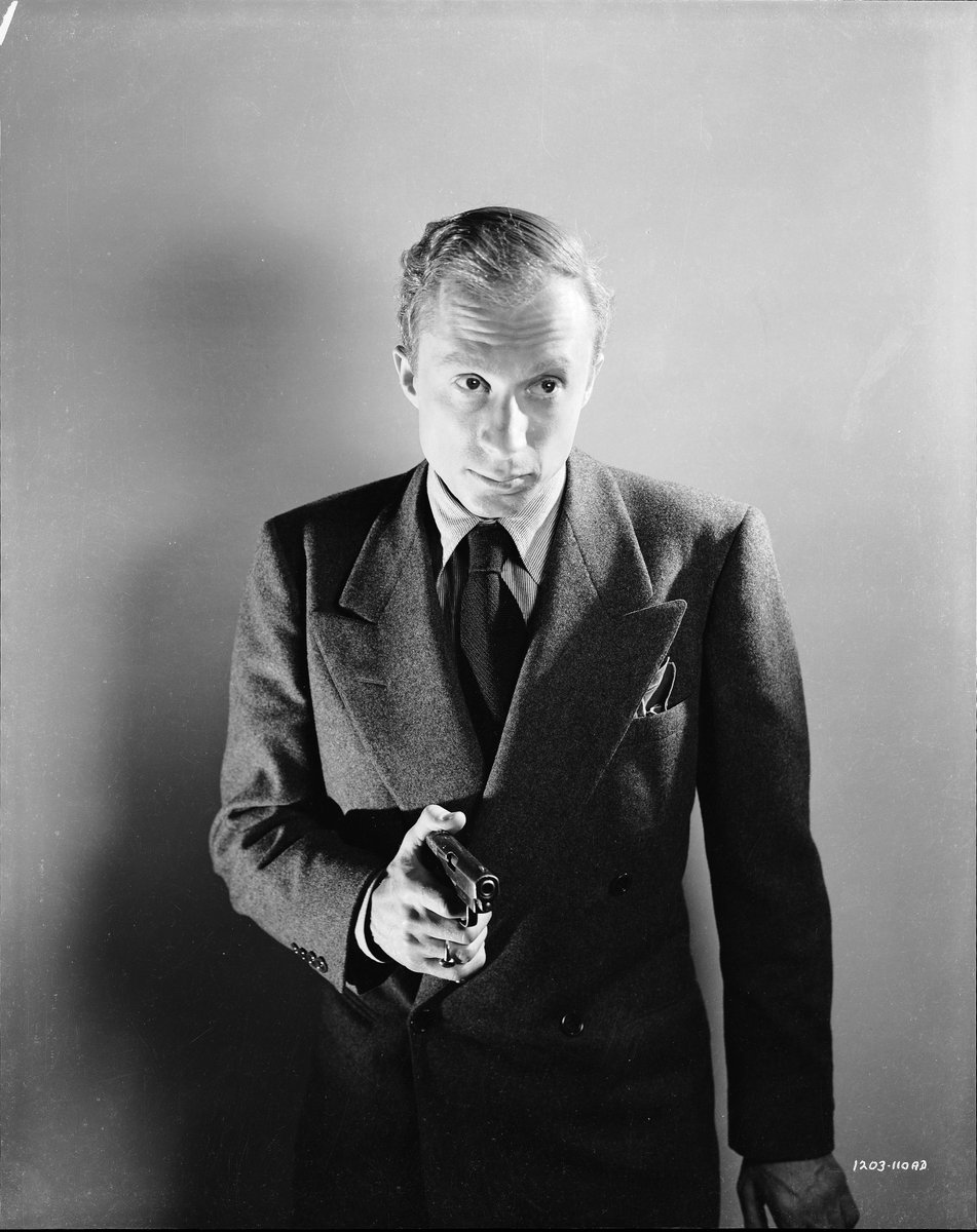 #NormanLloyd avait joué sur scène avec Pierre Fresnay, collaboré avec Welles, Chaplin, Renoir, Hitchcock et Apatow. Au mur de son salon, il y avait une feuille de service du tournage de Limelight avec les noms de Chaplin et Keaton, et le sien. Il est mort le 10 mai, à 106 ans.